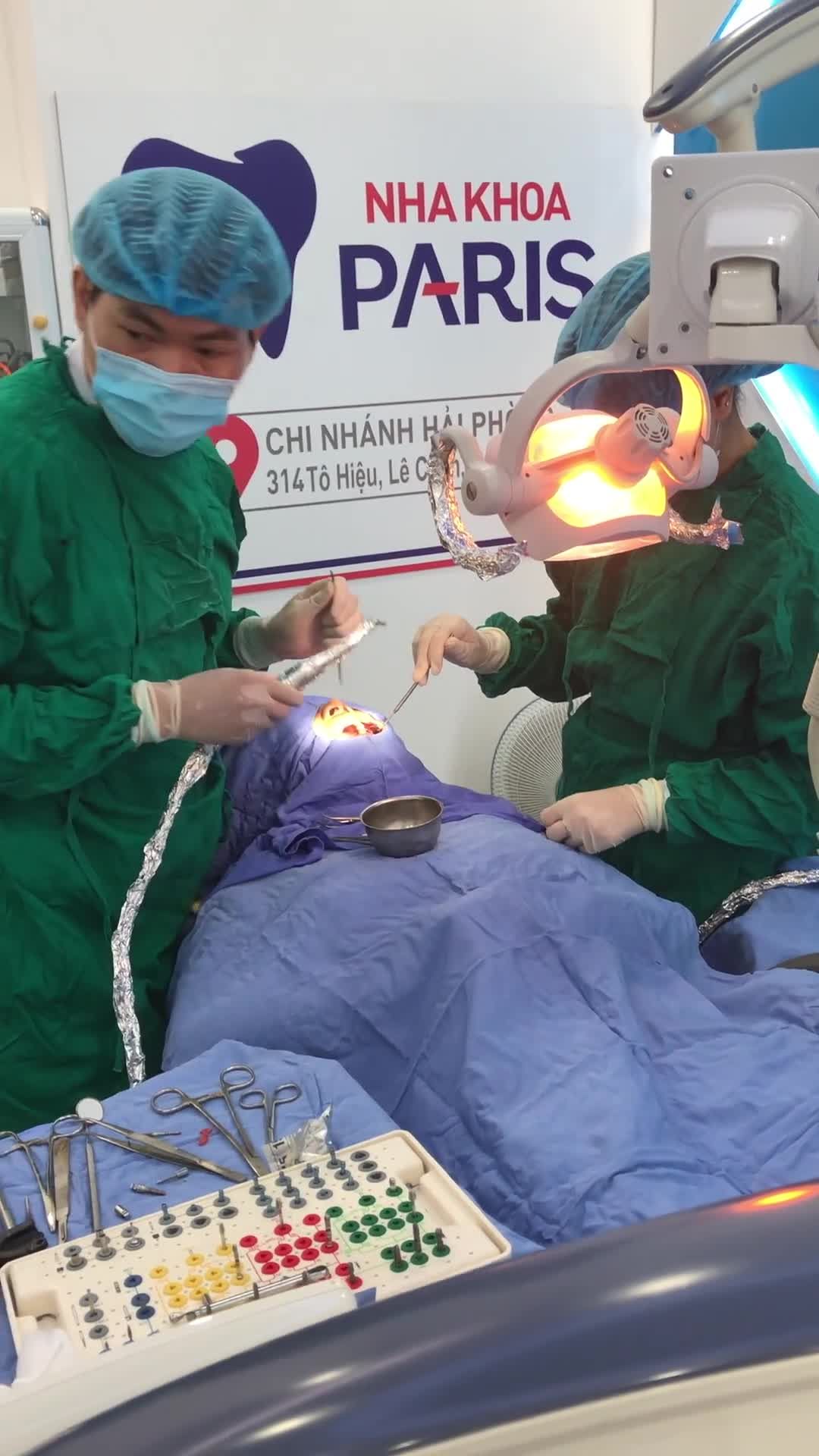 CẬN CẢNH CẮM GHÉP TRỤ IMPLANT STRAUMANN CÙNG BS MAI THẾ THANH