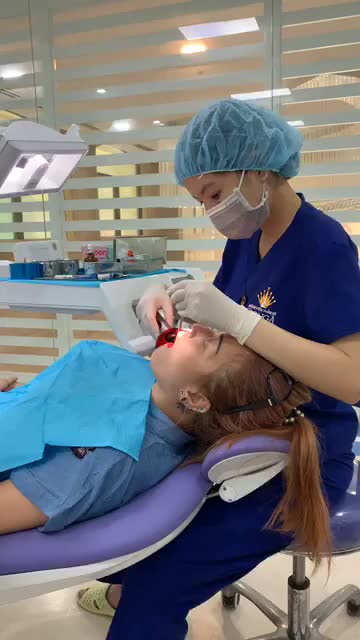 Quá trình trám răng của khách hàng tại bệnh viện thẩm mỹ Đông Á