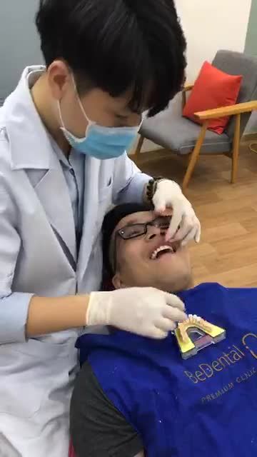 CẬN CẢNH QUY TRÌNH GẮN RĂNG SỨ CHO KHÁCH HÀNG Mạnh Thắng tại Nha khoa BeDental