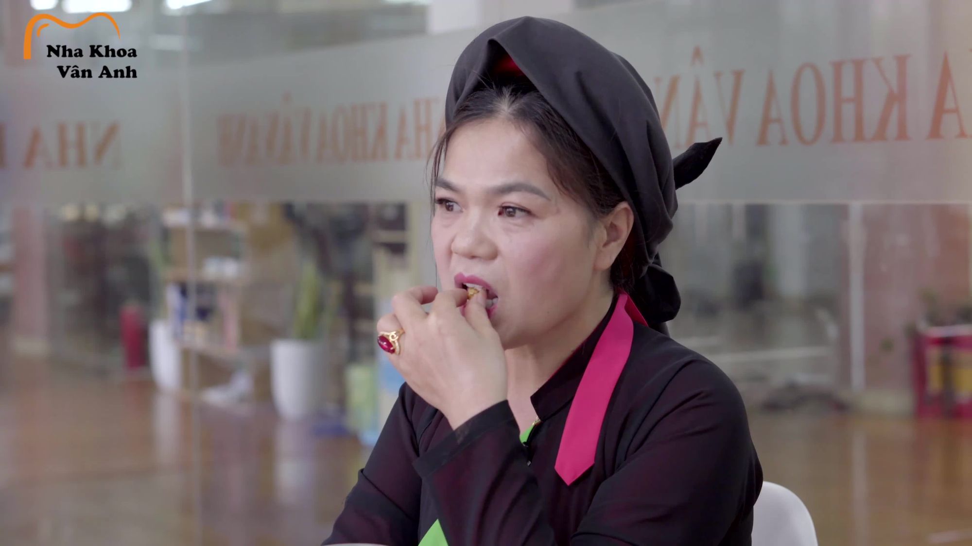 "Không ê buốt gì, cô vẫn ăn uống bình thường! Chứ nếu mà ê buốt, ăn uống bất tiện thì làm sao chịu đến được gần 2 năm!"