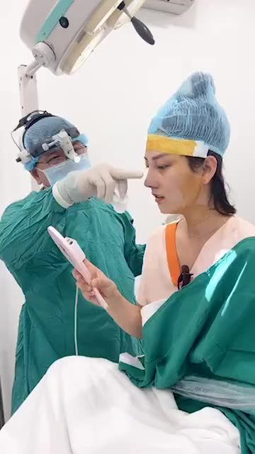 khách hàng đầu mũi ngắn, sóng mũi thấp, 2 cánh mũi to bè.