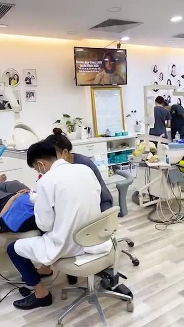 Răng gốc bị hư hỏng nặng nề do bọc răng sứ kim loại kém chất lượng