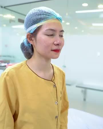 Tình trạng mũi trước của bạn gái Thanh Ngọc: Sống mũi thấp, đầu mũi to và cánh mũi bè.