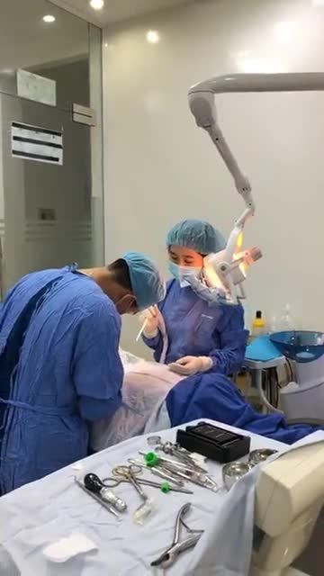 ANH LỘC VỚI PHẪU THUẬT CẤY GHÉP IMPLANT KẾT HỢP ĐẶT MINIVIS ĐÁNH LÚN RĂNG TRỒI CÙNG BS HỒ HIỆP ANH TUẤN TẠI PARIS CỘNG HÒA