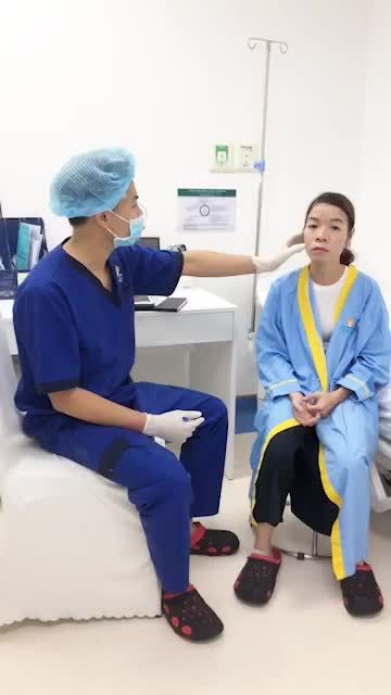 Quá trình đo vẽ cho khách hàng trước khi cấy mỡ tại Bệnh viện thẩm Mỹ Đông Á