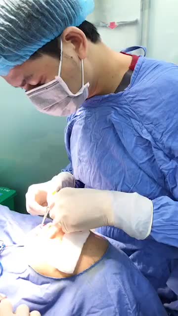 Cận cảnh quá trình thu mỏng môi và tạo hình môi trái tim tại Kangnam