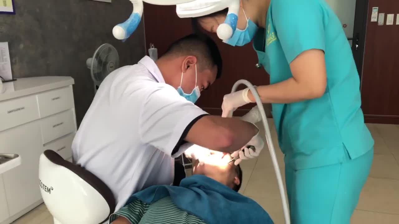 Nam khách hàng bức xúc chia sẻ sau khi nhổ răng 8: