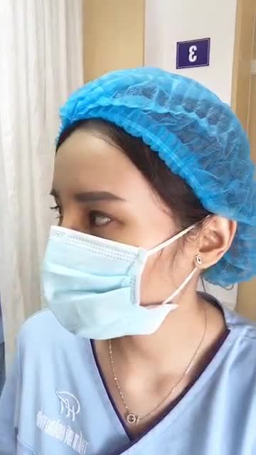 Thực hiện cắt mí kết hợp treo cơ nâng mi cho em gái mới chỉ 15 tuổi.