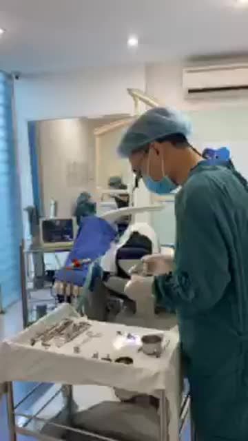 Kh Đình Tuấn cắm 2 trụ imp SIC Thuỵ Sĩ tại nha khoa Paris 3/2