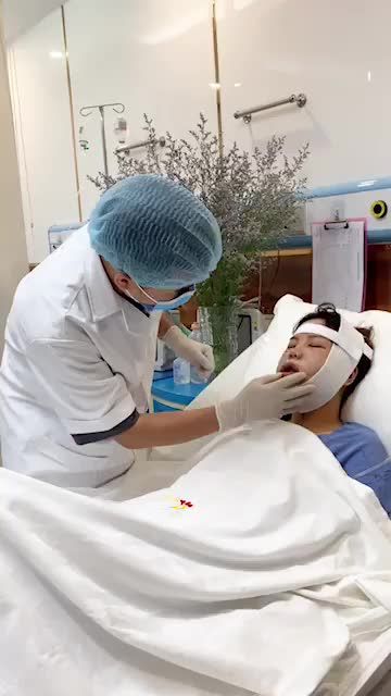 Bác sĩ thăm khám cho khách hàng PT chỉnh hình hàm mặt hậu phẫu ngày đầu tiên.