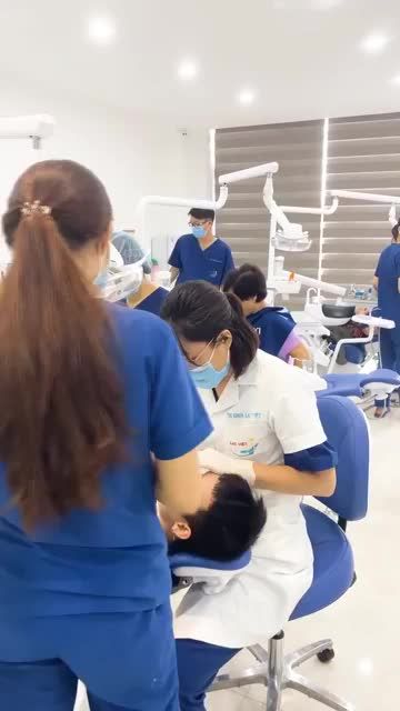 BS LÊ TRANG GẮN MẮC CÀI SỨ CHO BẠN KHÁCH HÀNG ĐIỂN TRAI