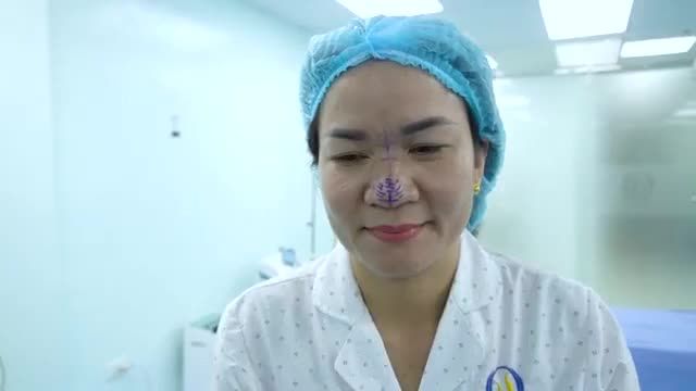 BÁC SĨ VŨ QUANG TRỰC TIẾP TƯ VẤN 1 CA MŨI PHỨC TẠP CHO CHỊ KHÁCH HÀNG.