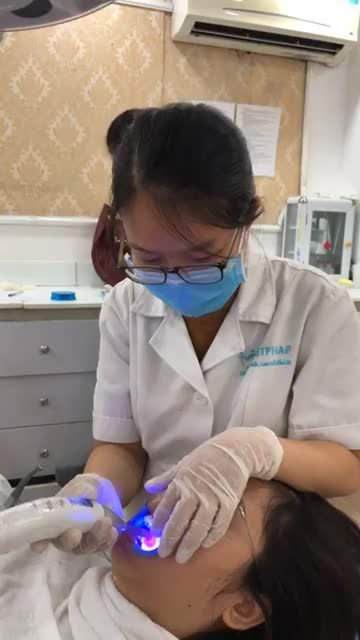Bệnh nhân gắn mắc cài sứ tại nha khoa quốc tế việt pháp
