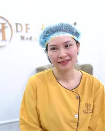 Ngắm nhìn kết quả vừa thực hiện xong sau khi biến hóa đôi mắt từ một mí thành hai mí đều đẹp tự nhiên nhờ cắt mí Mani Mini Deep 5D