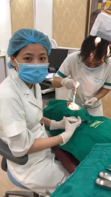KHÁCH HÀNG NHỔ RĂNG KHÔN