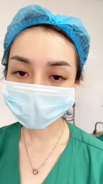 Sau hút ra 500ml từ 2 vùng ụ hông, bác sĩ tiếp tục hút mỡ vùng bụng cho chị khách hàng
