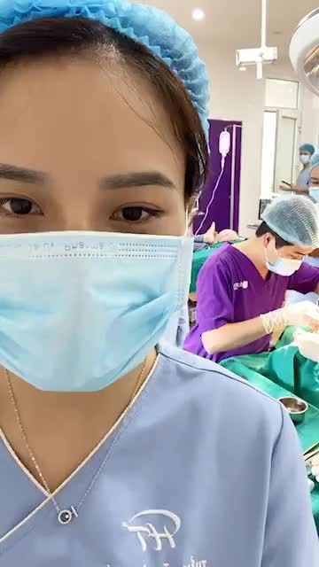 Chuẩn bị 12 giờ trưa rồi, Bs vẫn đang tiếp tục công việc với quá trình sửa mũi cho ca mũi đã từng nâng ở cơ sở khác 4 lần.