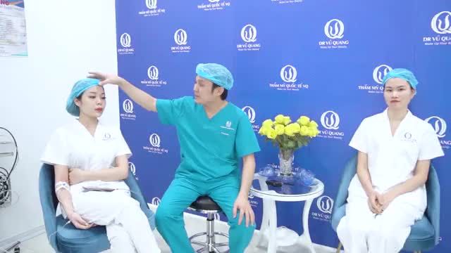 Bác sĩ Vũ Quang thăm khám tình trạng mũi hai nữ khách hàng xinh đẹp tại Thẩm Mỹ Quốc Tế VQ