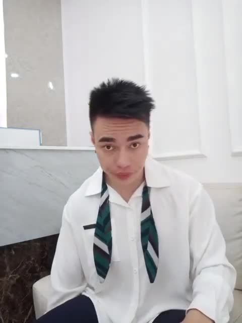 Nghệ sỹ Lê Dương Bảo Lâm đến Delia tái khám sau làm răng sứ