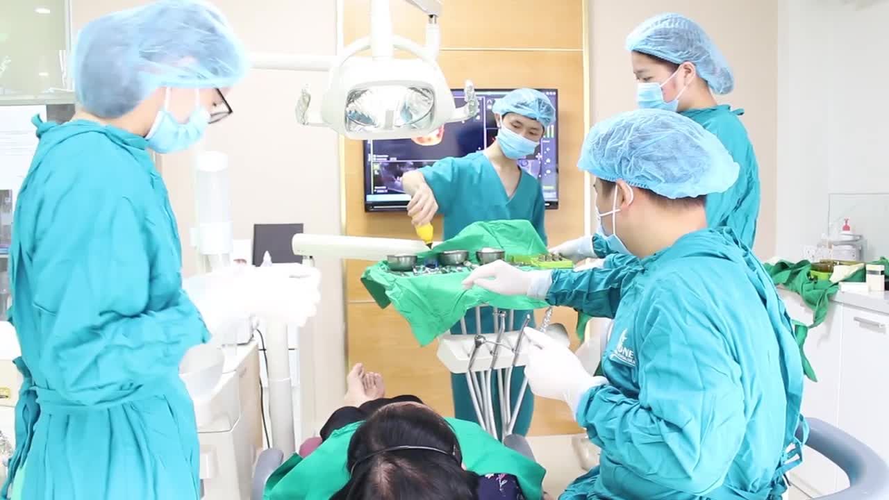 Trồng implant có bị hôi miệng không