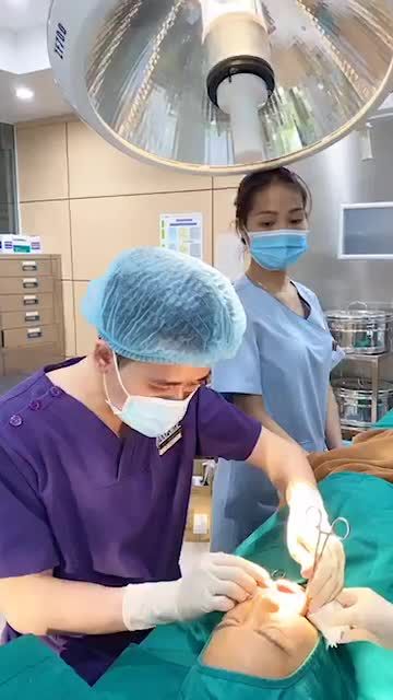 Sở hữu nụ cười duyên dáng vô cùng dễ dàng với tạo hình má lúm tại Dr Hoàng Tuấn.
