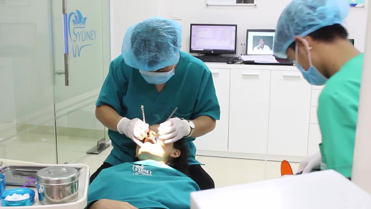 TỰ TIN HƠN VỚI NIỀNG RĂNG MẮC CÀI TRONG SUỐT