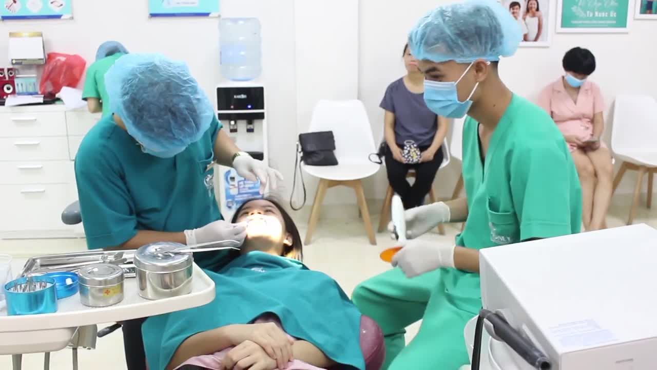 NIỀNG RĂNG MẮC CÀI KIM LOẠI CÓ BỊ HÔI MIỆNG