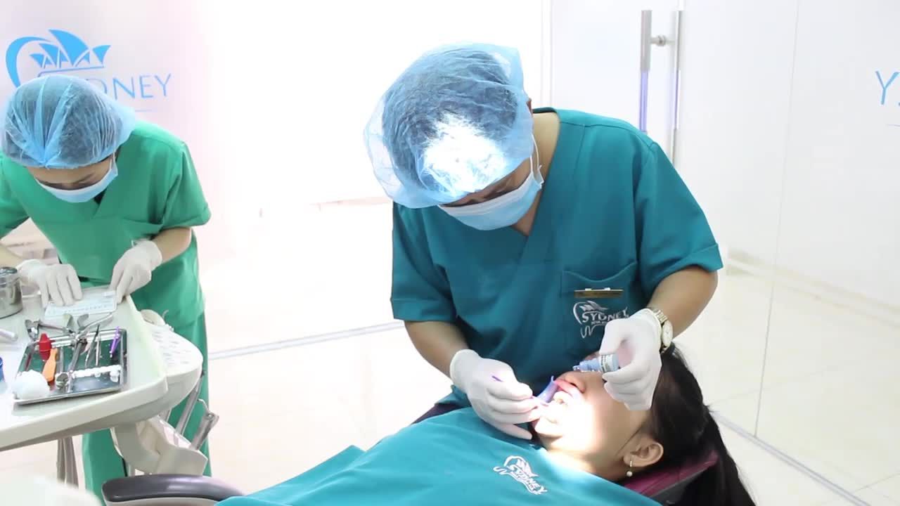 Niềng răng mắc cài sứ có an toàn