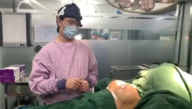 ANH CHỒNG TÂM LÝ ĐƯA VỢ ĐI NÂNG NGỰC