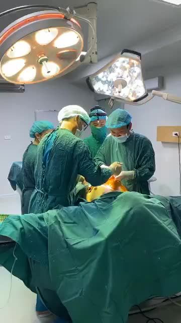 Bác sĩ Vũ Quang nâng cấp vòng một tại bệnh viện Đa Khoa Hà Thành. Mời các chị em cùng hóng kết quả nhé!
