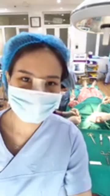 Đầu giờ chiều theo dõi quá trình thực hiện nâng mũi Sline cho bạn gái 25 tuổi với tình trạng: