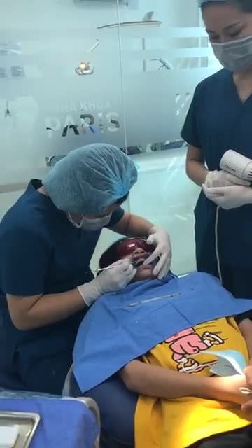 Khách hàng Nông Minh Khánh sinh năm 2007 ở Tây Hồ sử dụng dịch vụ chỉnh nha mắc cài kim loại tự buộc do bác sĩ Hoa thực hiện