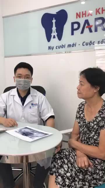 Khách hàng Đinh Thuý Dung sinh năm 1950 sống tại Hà Đông sử dụng dịch vụ cấy 2 trụ implant do bác sĩ Hiệp thực hiện