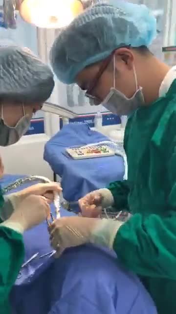 CẬN CẢNH QUÁ TRÌNH CẮM IMPLANT STRAUMANN ACTIVE BS NGUYỄN TIẾN SƠN THỰC HIỆN
