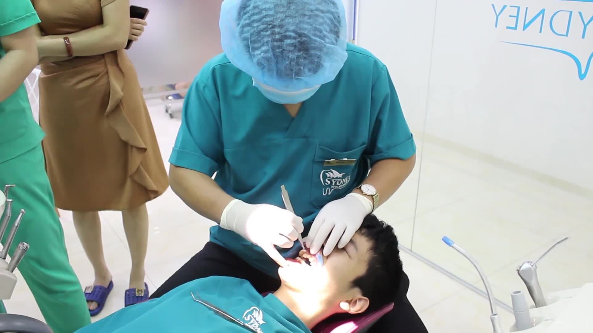 CÓ NÊN NIỀNG RĂNG MẮC CÀI PHA LÊ TRONG SUỐT