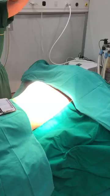 Chị em hay đi tiệc tùng muốn mặc những bộ váy quyến rũ nhưng vòng 1 lại teo lép !