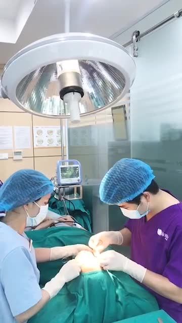 2 bạn gái đi cùng nhau đều thực hiện dịch vụ nhấn mí của bác sĩ.