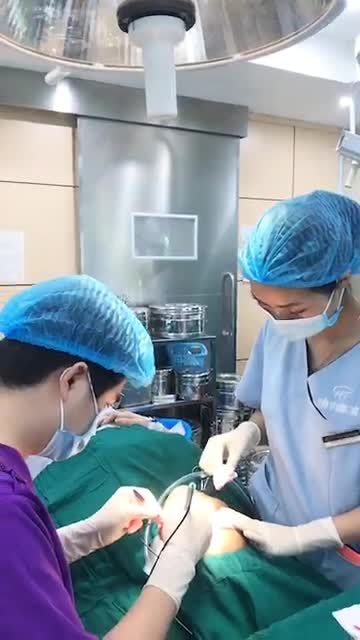Đầu giờ chiều với một ca mí sửa và nạo “filler spa” ở cằm cho khách hàng