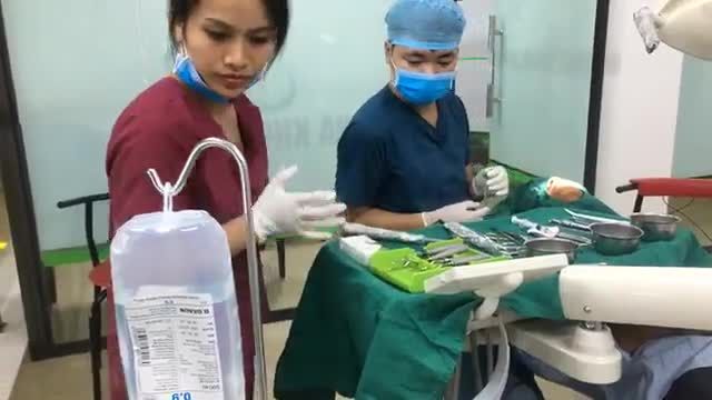 Trồng răng Implant là một phát kiến mang tính cách mạng trong ngành nha khoa giúp phục hồi cả thân và chân của răng đã mất.