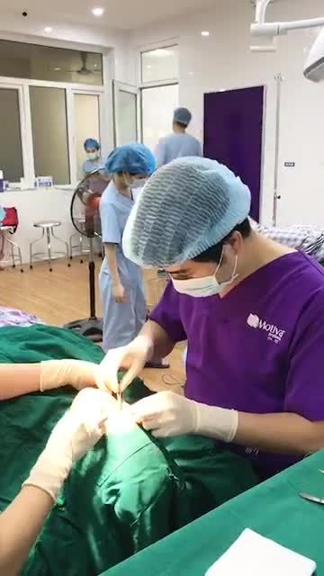 Nhấn mí cho bạn gái xinh đẹp 23 tuổi để có nếp mí mới tròn đều hơn, khắc phục tình trạng mí nhỏ, không cân.