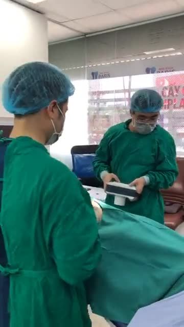 Kh Lê Nhi Na ( 1996 ) cắm 1 trụ Dentium của bs Lê Quốc Huy tại hệ thống nha khoa Paris chi nhánh 12 Thái Thịnh