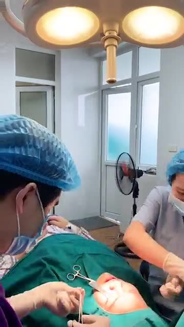 Thực hiện nhấn mí cho bạn gái 17 tuổi cải thiện tình trạng nếp mí không đều, mí lót.