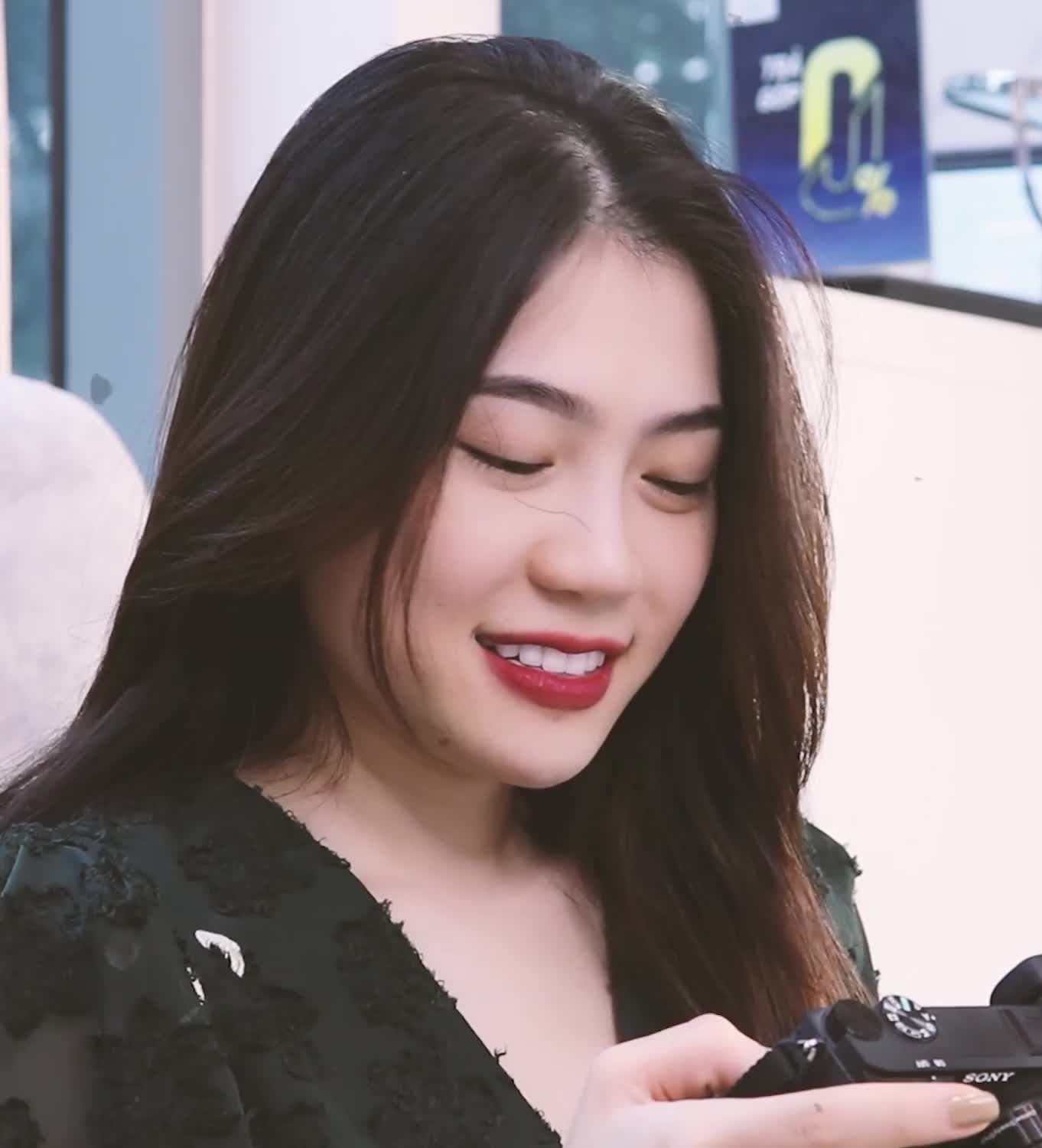 Chị khách làm răng sứ xong xinh như thế này không biết đã bị ai bắt đi chưa nhỉ