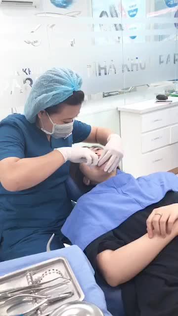 Bạn Đặng Khánh Linh sinh năm 1999 đến tháo mắc cài sau 1 năm 2 tháng sử dụng dịch vụ chỉnh nha tại Nha khoa tại 39 Quang Trung