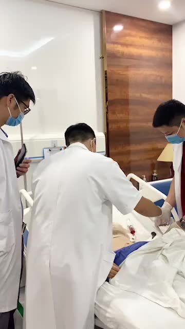 Bác sĩ Kangnam thăm khám cho khách hàng đại phẫu 100% khách hàng có sức khoẻ ổn định - phục hồi tốt