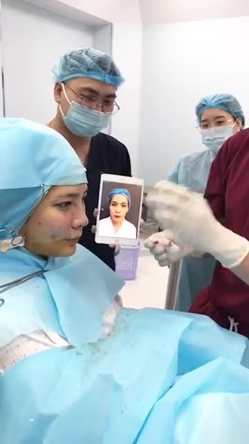 Bác sĩ Đỗ Quang Khải phân tích nhanh tình trạng khách hàng nâng mũi cấu trúc và chỉnh xương.