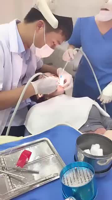 TRÒ CHUYỆN CÙNG KHÁCH HÀNG VỪA HOÀN THIỆN LẮP 16 RĂNG SỨ THẨM MỸ