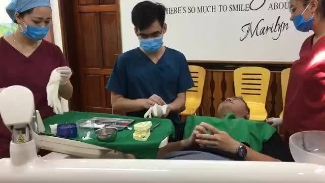 Tháo mắc cài cho bạn Trung Đức
