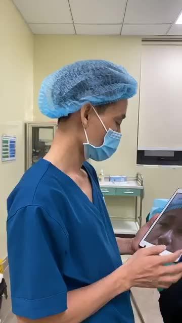KHÁCH HÀNG CẮT MÍ MẮT