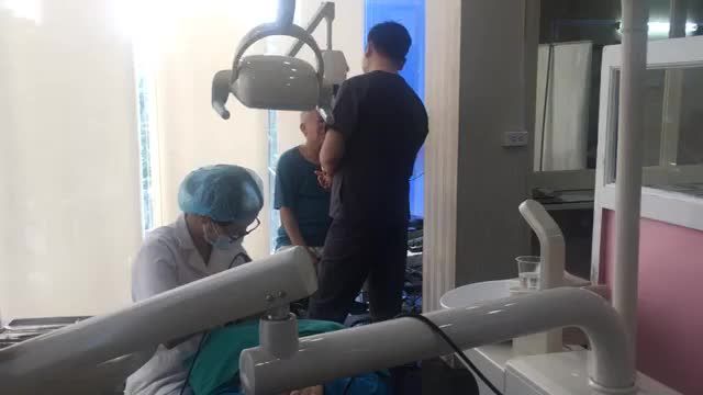 Bác sĩ đang điều trị: lắp khay Invisalign , thiết kế thẩm mỹ toàn hàm & rất nhiều dịch vụ khác